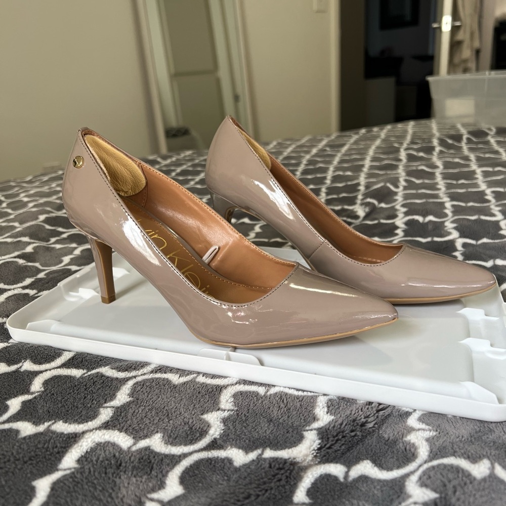Size 6.5 Calvin Klein Nude pumps